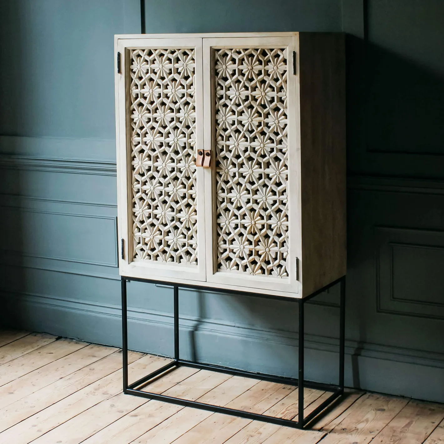 Graham & Green Cabinets & Cupboards|Drinks Trolleys & Bars<Momoka Hand-Carved Bar Cabinet